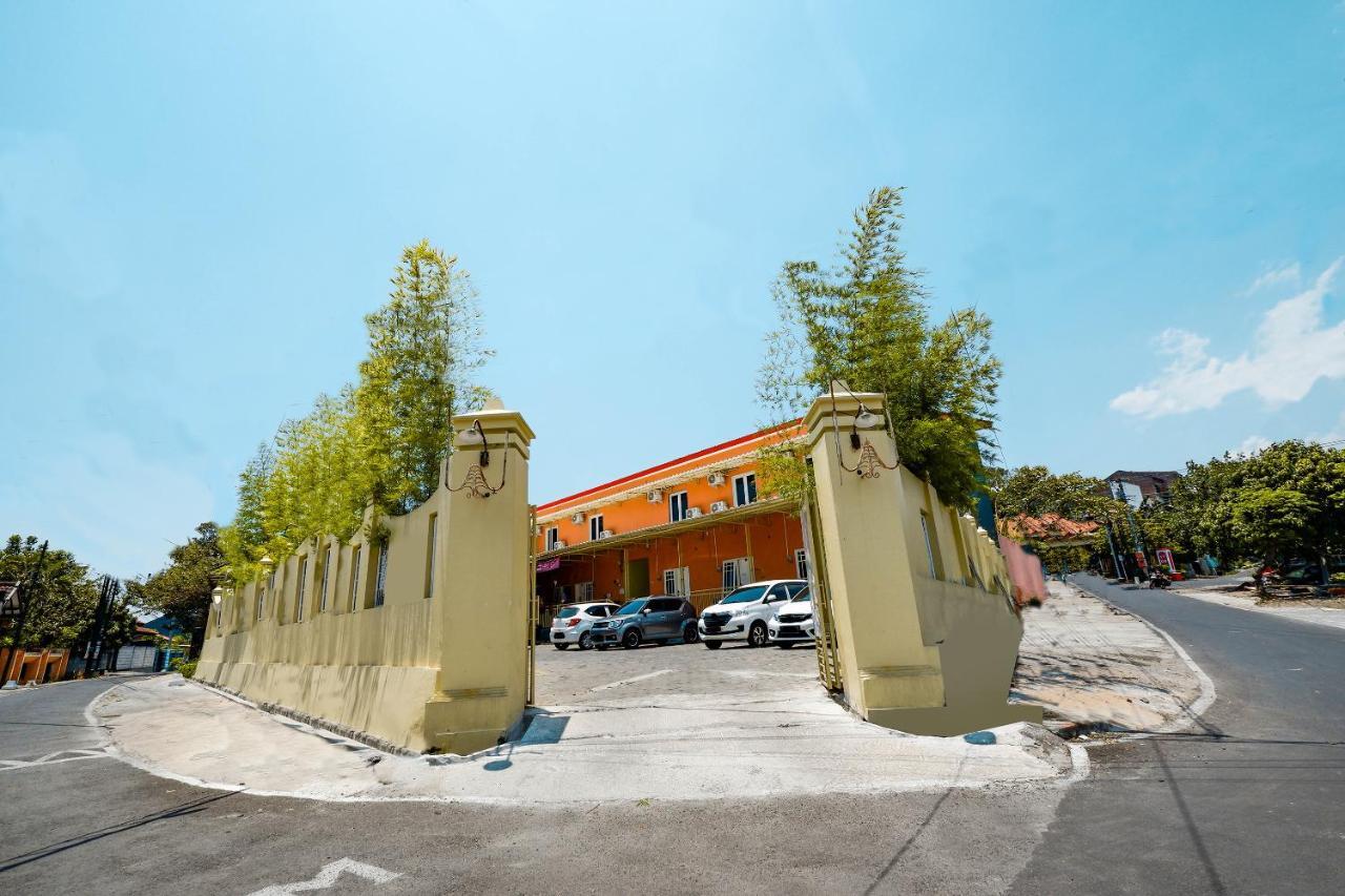 Oyo 1835 Kostel Wood Hotel Semarang Exterior foto